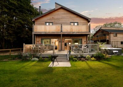 Scots Pine holiday house in Hampshire sleeps 10 in 5 en-suite bedrooms. Dog friendly and accessible accommodation