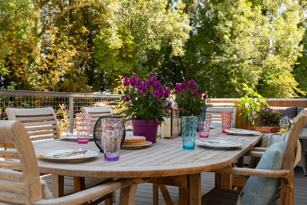 Dine outside at Sicilian Lemon holiday house in Hampshire